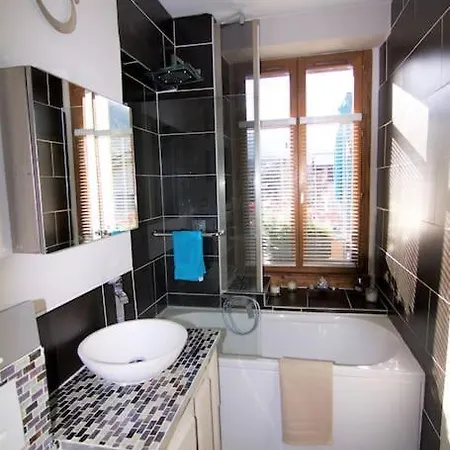 Heart Of Lovely And Cosy 2 Bedrooms, Terrace, Parking Apartment