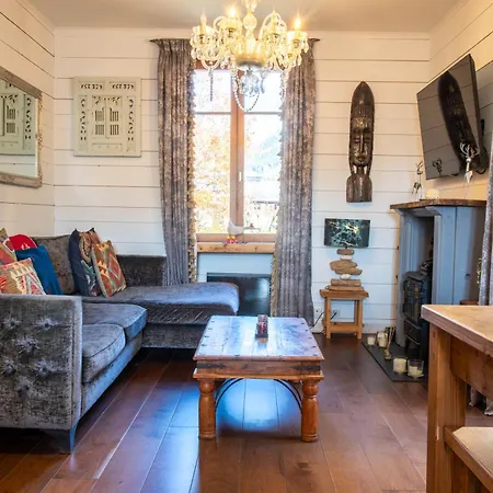 Heart Of Lovely And Cosy 2 Bedrooms, Terrace, Parking Apartment *
