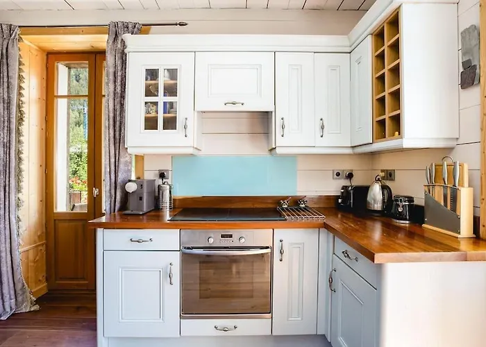 Heart Of Lovely And Cosy 2 Bedrooms, Terrace, Parking Apartment *